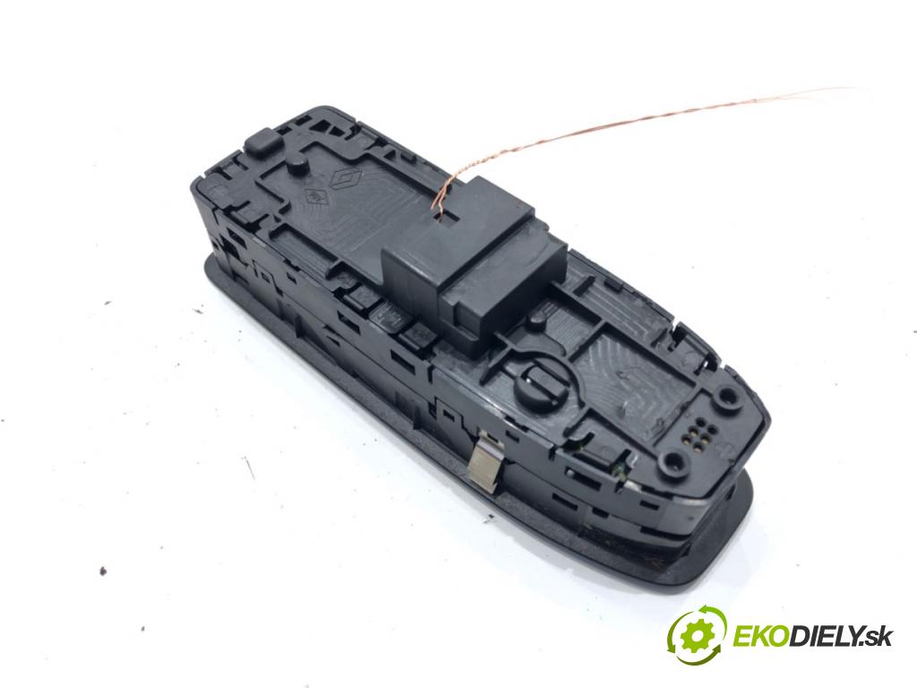 RENAULT CLIO V liftback 2022 69 kW 1.6 E-TECH 145 (B7MU) 1598 Prepínač okien 254104196R (Prepínacie páčky pod volantom)