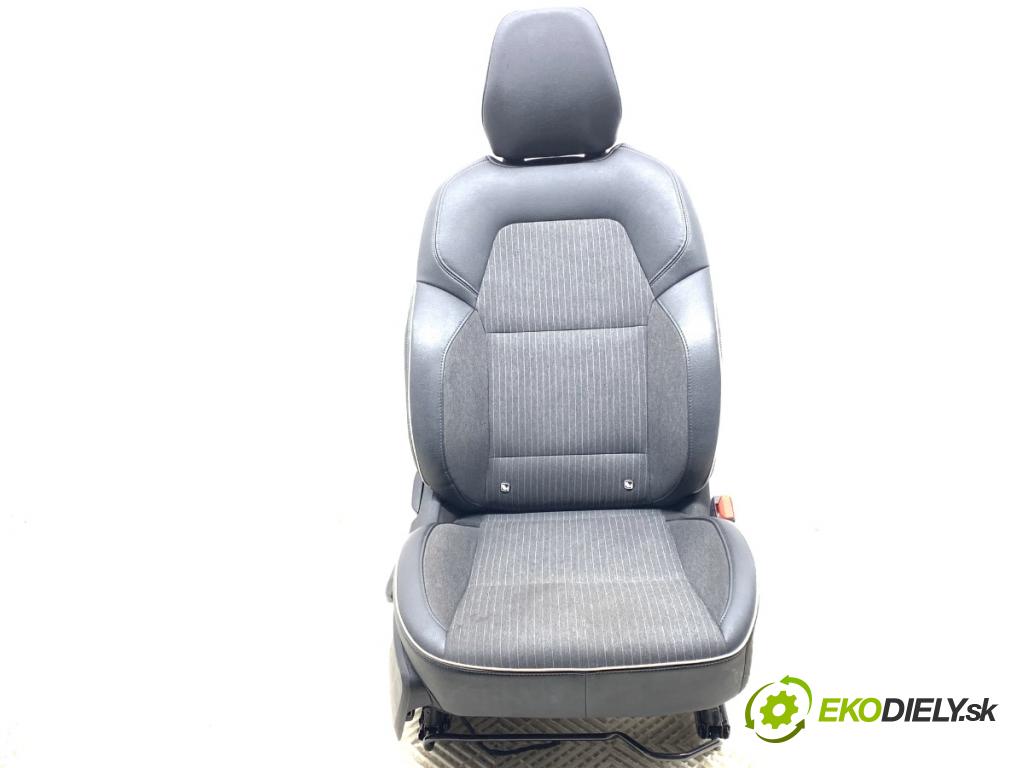 RENAULT CLIO V liftback 2022 69 kW 1.6 E-TECH 145 (B7MU) 1598 Sedadlo pravy predný 