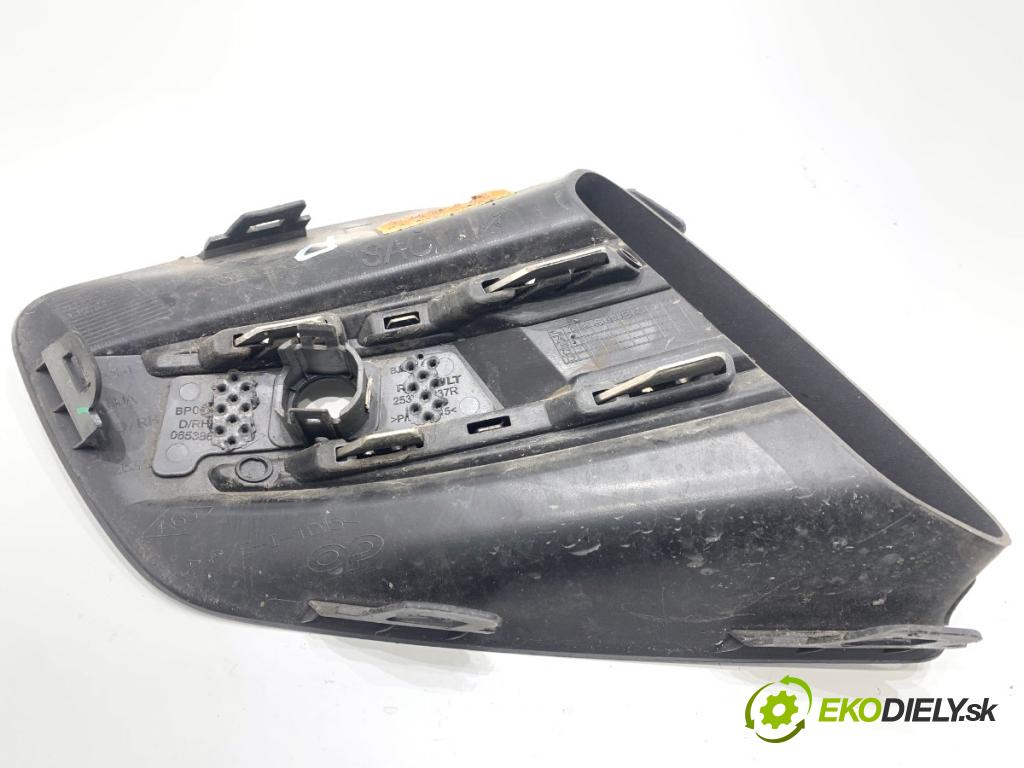 RENAULT CLIO V liftback 2022 69 kW 1.6 E-TECH 145 (B7MU) 1598 Mriežky nárazníka pravy predný