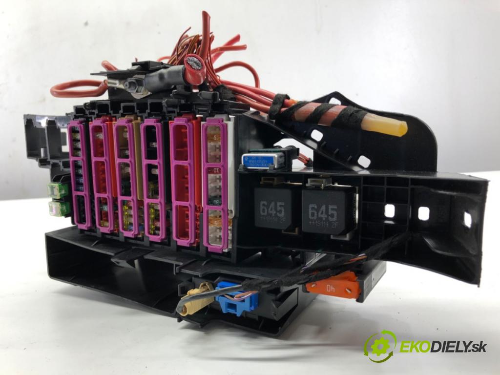 AUDI A8 D5 sedan 2019 210 kW 50 TDI Mild Hybrid quattro 2967 skříňka poistková 4N0907392A (Pojistková skříňka)