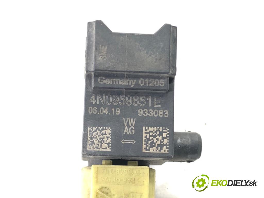 AUDI A8 D5 sedan 2019 210 kW 50 TDI Mild Hybrid quattro 2967 Snímač nárazu 4N0959651E (Snímač nárazu)