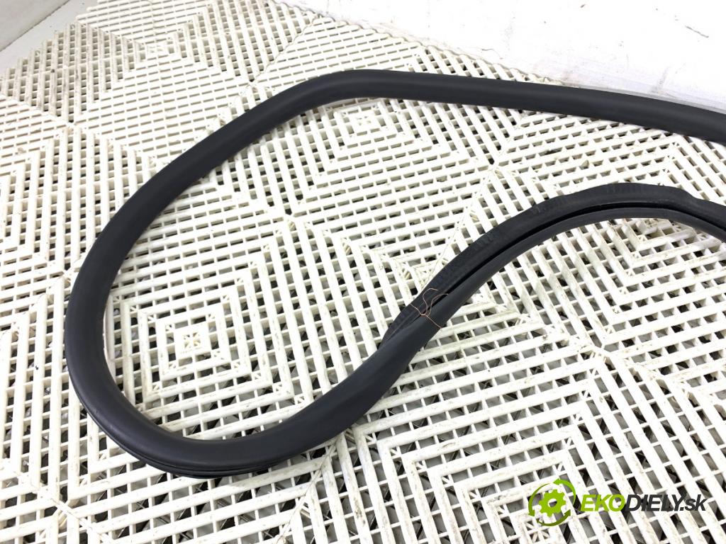 AUDI A8 D5 sedan 2019 210 kW 50 TDI Mild Hybrid quattro 2967 těsnění dveře zadní část pravá 4N4833722 (Karoserie ostatní)