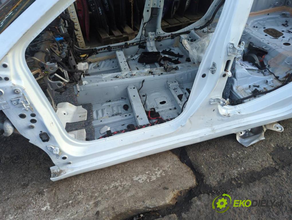 RENAULT CLIO V liftback 2022 69 kW 1.6 E-TECH 145 (B7MU) 1598 karoséria ČTVRŤÁK: Blatník zad ľavy pravy prah strecha PODŁUŻNICA ľavy pravy