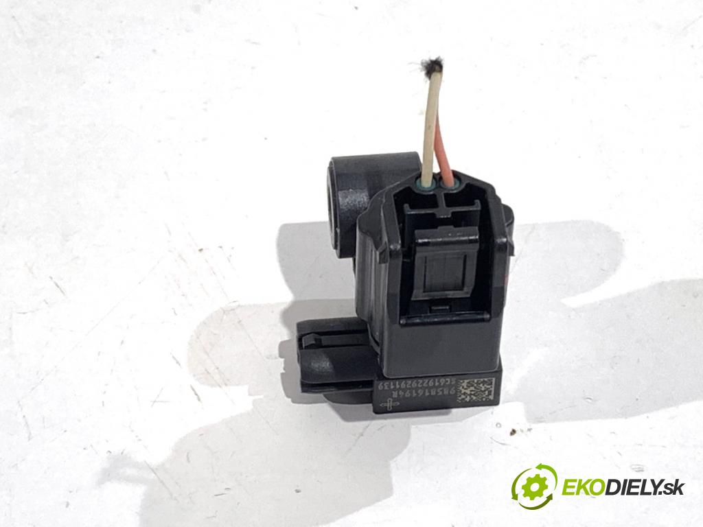 RENAULT CLIO V liftback 2022 69 kW 1.6 E-TECH 145 (B7MU) 1598 Snímač nárazu 985816194R (Snímač nárazu)