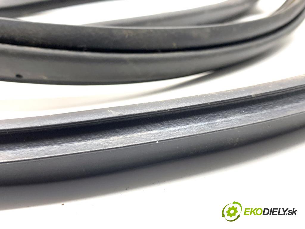 HYUNDAI KONA (SX2)  2025 150 kW EV   (n/d ccm / 150 kW / 204 KM) 0 těsnění dveře zadní část levá strana  (Karoserie ostatní)