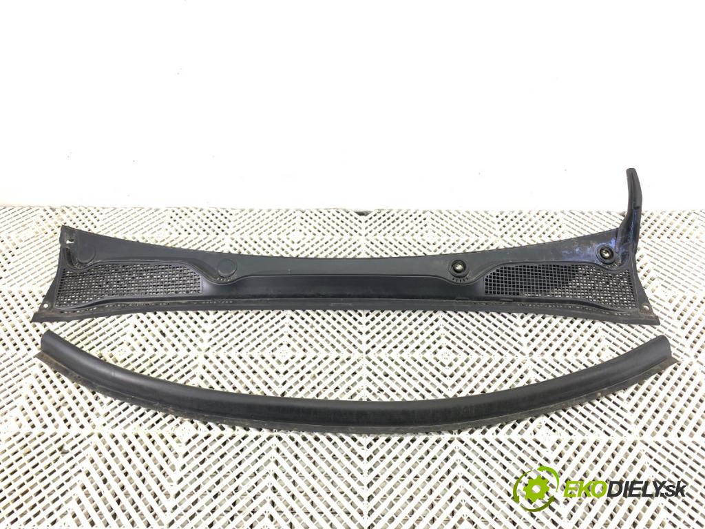 RENAULT CLIO V liftback 2022 69 kW 1.6 E-TECH 145 (B7MU) 1598 torpédo plast pod čelní okno 668114189R (Plast pod čelním sklem)