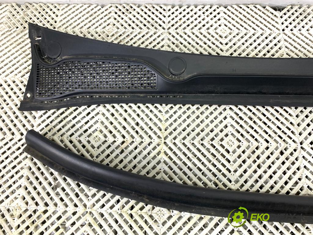 RENAULT CLIO V liftback 2022 69 kW 1.6 E-TECH 145 (B7MU) 1598 torpédo plast pod čelní okno 668114189R (Plast pod čelním sklem)