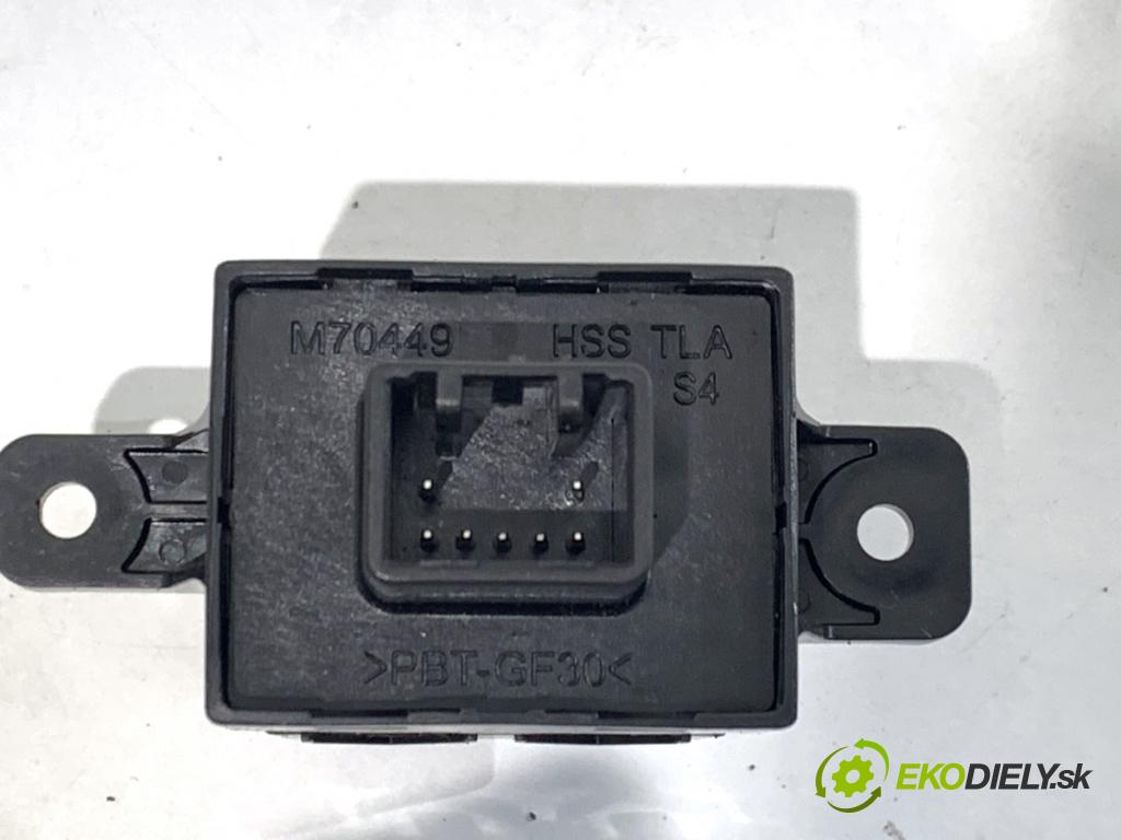 HONDA CR-V V SUV 2020 107 kW 2.0 e-CVT Hybrid AWD (RT6) 1993 Prepínač ohrievania, vyhrievania sedačky M70449 (Prepínacie páčky pod volantom)