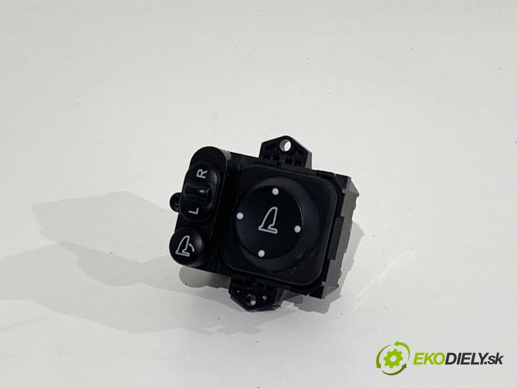 HONDA CR-V V SUV 2020 107 kW 2.0 e-CVT Hybrid AWD (RT6) 1993 Prepínač nastavenia spätných zrkadiel  (Prepínacie páčky pod volantom)