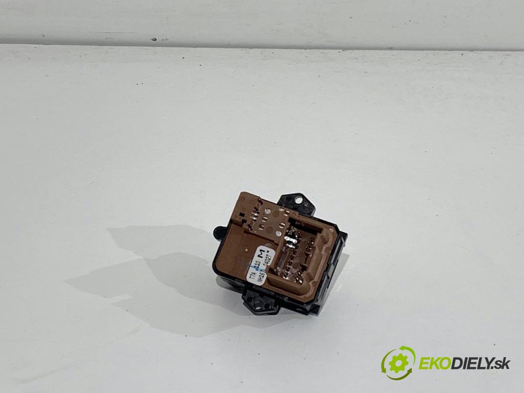 HONDA CR-V V SUV 2020 107 kW 2.0 e-CVT Hybrid AWD (RT6) 1993 Prepínač nastavenia spätných zrkadiel  (Prepínacie páčky pod volantom)