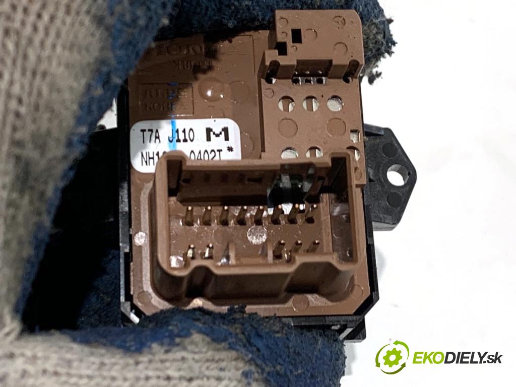 HONDA CR-V V SUV 2020 107 kW 2.0 e-CVT Hybrid AWD (RT6) 1993 Prepínač nastavenia spätných zrkadiel  (Prepínacie páčky pod volantom)