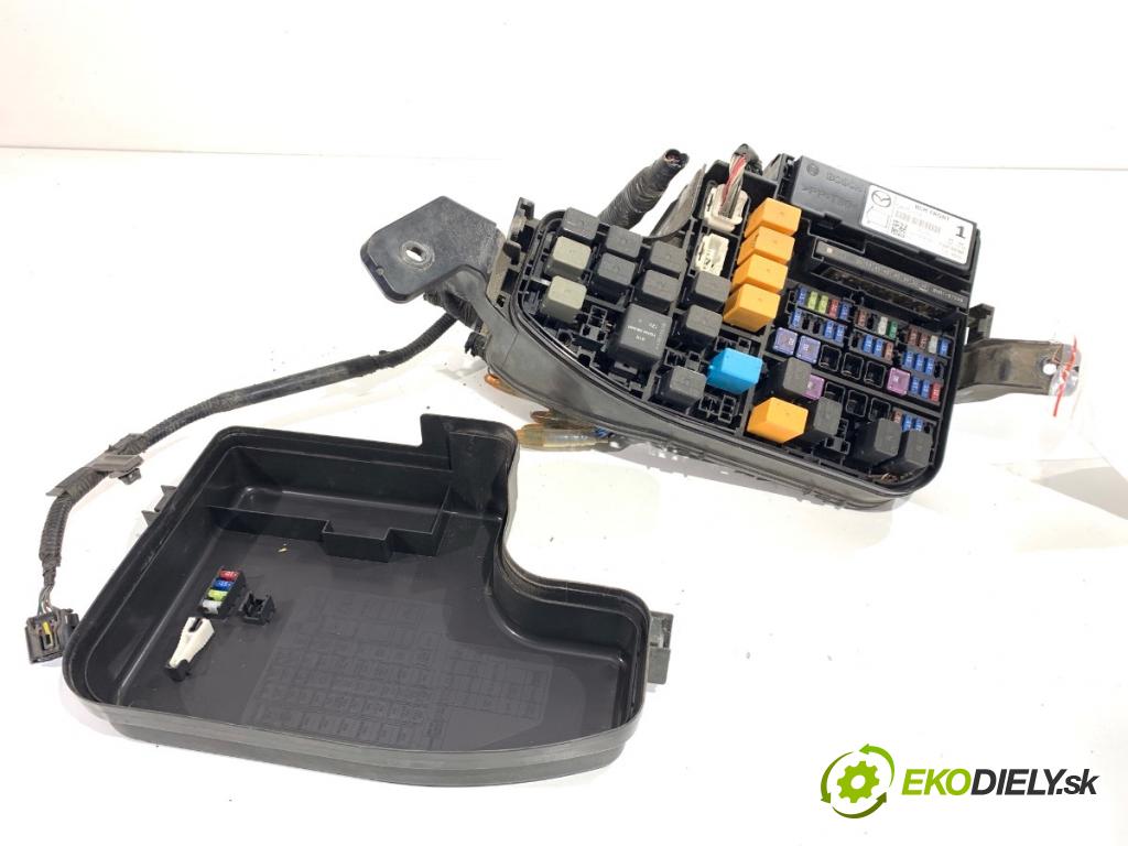 MAZDA 3 BM liftback 2016 88 kW 2.0 1998 skříňka poistková G4YC-675X0 (Pojistková skříňka)