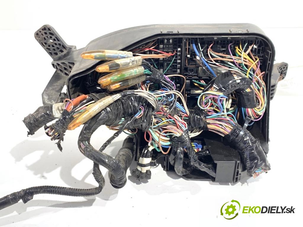 MAZDA 3 BM liftback 2016 88 kW 2.0 1998 skříňka poistková G4YC-675X0 (Pojistková skříňka)