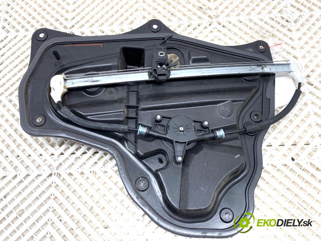 MAZDA 3 BM liftback 2016 88 kW 2.0 1998 mechanismus okna pravý zadní část BJS77297X