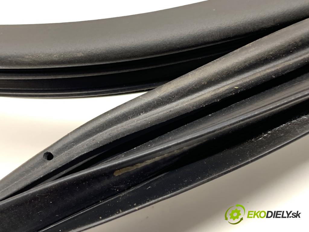 KIA SPORTAGE IV SUV 2020 97 kW 1.6 GDI 1591 těsnění dveře zadní část pravá  (Karoserie ostatní)