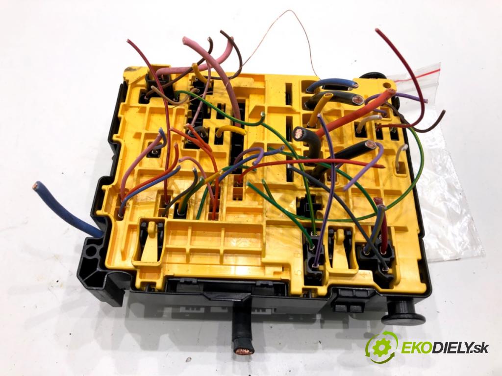 TOYOTA PROACE Nadwozie pełne/minivan 2021 75 kW 1.5 D-4D 100 (BPZMD) 1499 skříňka poistková 9804848580 (Pojistková skříňka)