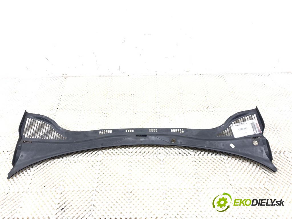 SEAT TOLEDO IV liftback 2016 66 kW 1.2 TSI 1197 torpédo plast pod čelní okno 5J3819415 (Plast pod čelním sklem)