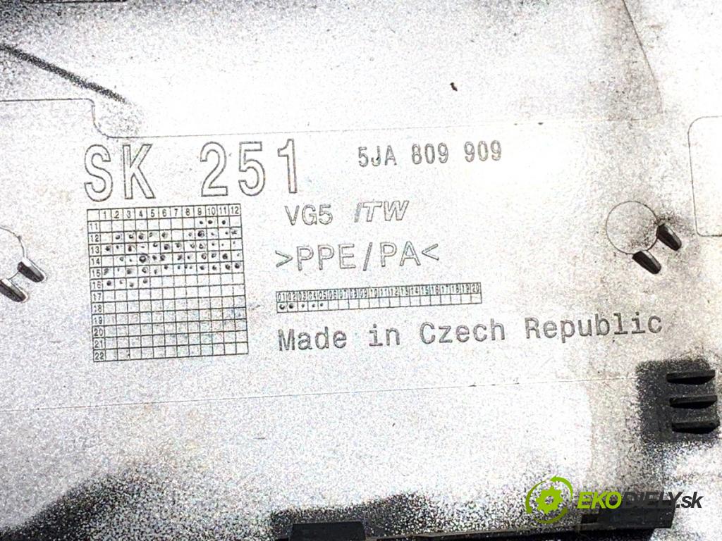 SEAT TOLEDO IV liftback 2016 66 kW 1.2 TSI 1197 dvířka nádrže paliva 5JA809909 (Klika dveří ostatní)