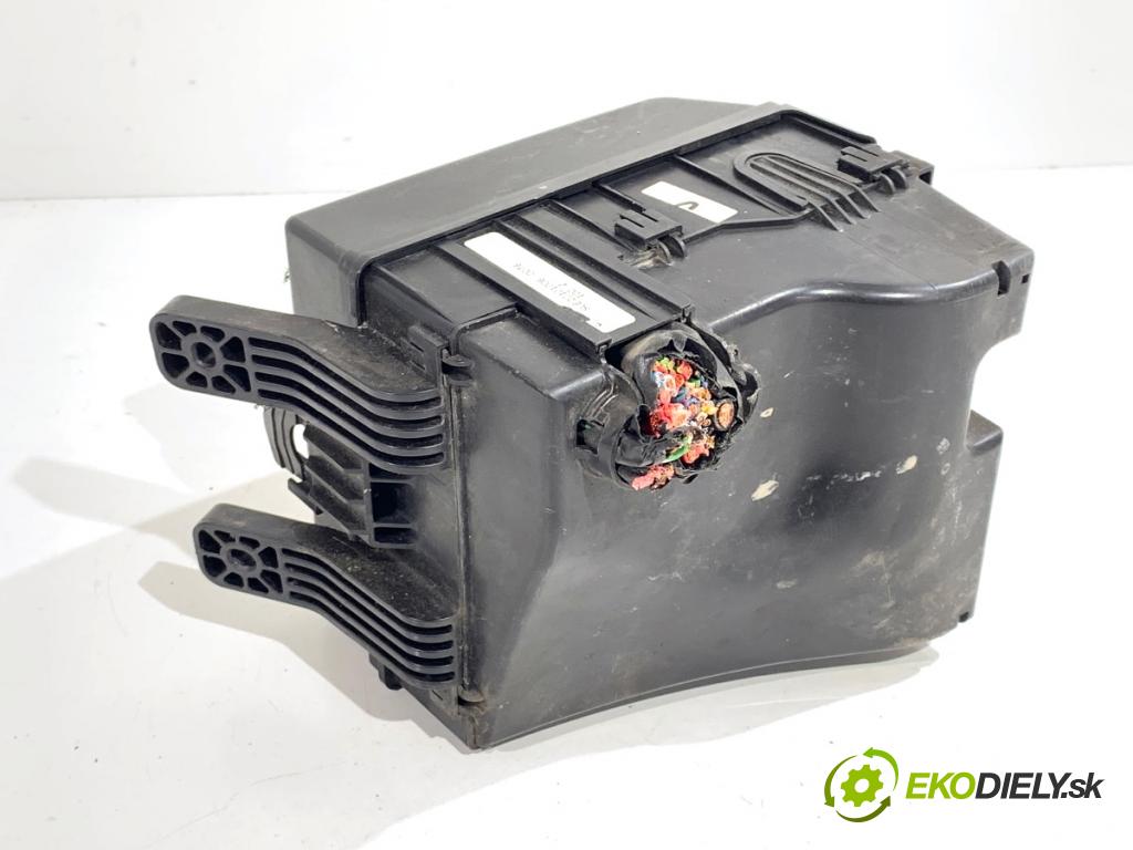 KIA SPORTAGE III SUV 2010 85 kW 1.7 CRDi 1685 skříňka poistková 91950-2S010 (Pojistková skříňka)