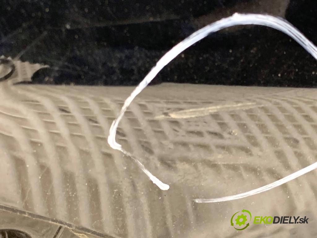 FORD FOCUS IV liftback 2019 88 kW 1.5 EcoBlue 1499 Nárazník zad  (Kľučka dverí ostatné)