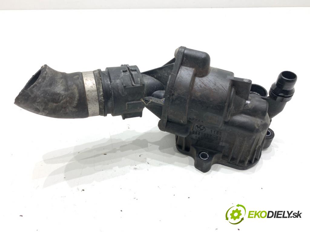 BMW G30 sedan 2021 110 kW 518 d Mild-Hybrid 1995 obal termostatu 8581627 (Pouzdro termostatu)