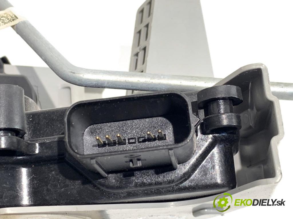 HYUNDAI KONA SUV 2021 77 kW 1.6 GDi Hybrid 1580 zámok Dvere pravy zad 81420-J9000