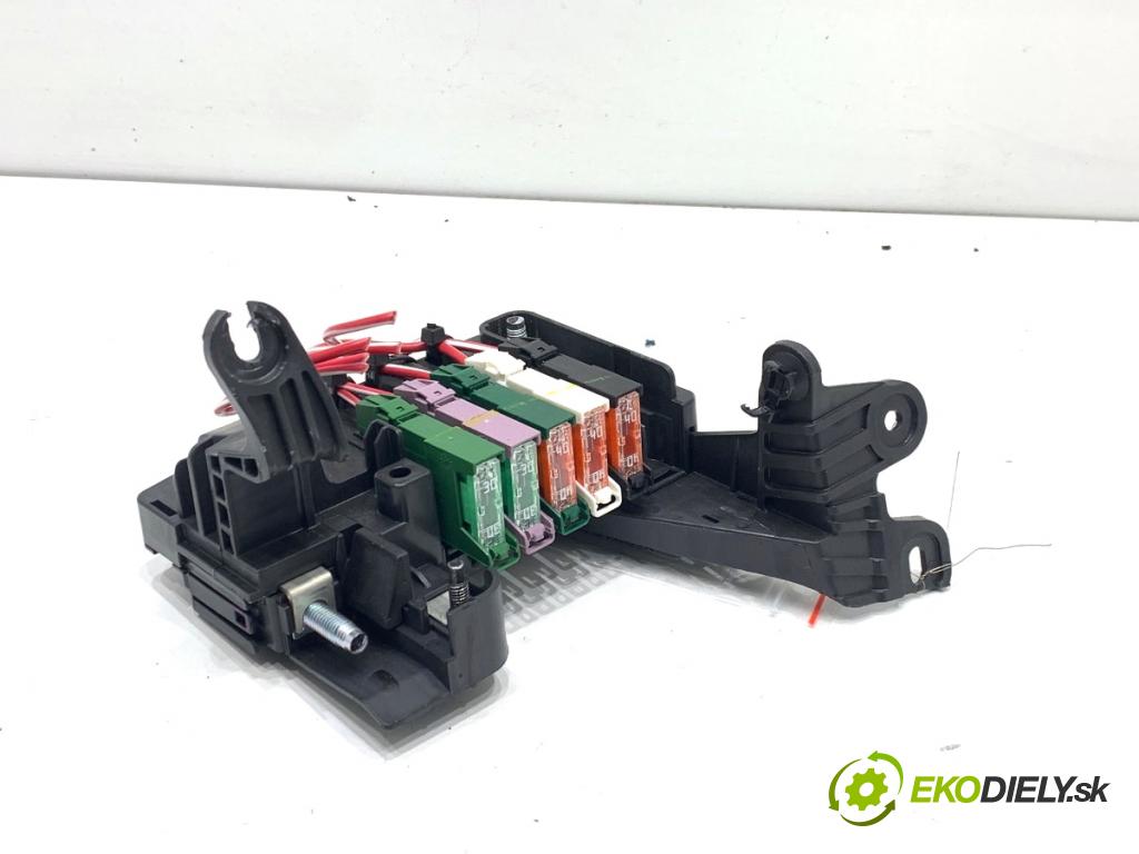 MERCEDES-BENZ GLE SUV 2018 190 kW 350 d 4-matic (166.024) 2987 skříňka poistková A1665409315 (Pojistková skříňka)