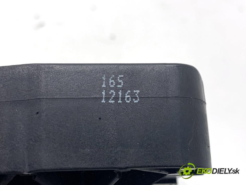 VW PASSAT B7 Kombi 2013 103 kW 2.0 TDI 1968 klika vnejší pravý zadní část