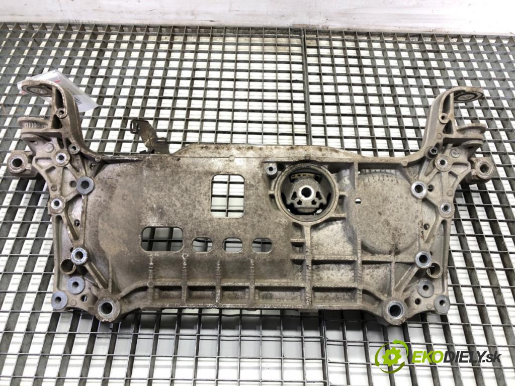 VW PASSAT B7 Kombi 2013 103 kW 2.0 TDI 1968 výztuha pod motor 7N0199369A (Přední výztuha)