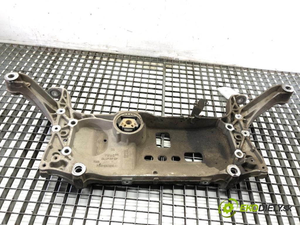 VW PASSAT B7 Kombi 2013 103 kW 2.0 TDI 1968 výztuha pod motor 7N0199369A (Přední výztuha)