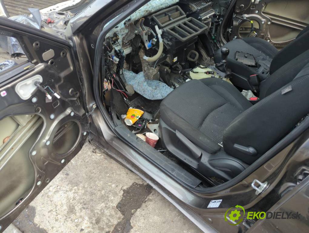 MAZDA 3 BM liftback 2016 88 kW 2.0 1998 KAROSERIA ČTVRŤÁK blatník zadní část levý pravý práh střecha PODŁUŻNICA levý pravý
