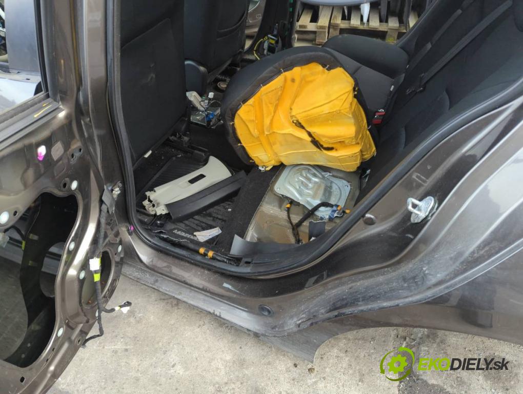 MAZDA 3 BM liftback 2016 88 kW 2.0 1998 KAROSERIA ČTVRŤÁK blatník zadní část levý pravý práh střecha PODŁUŻNICA levý pravý