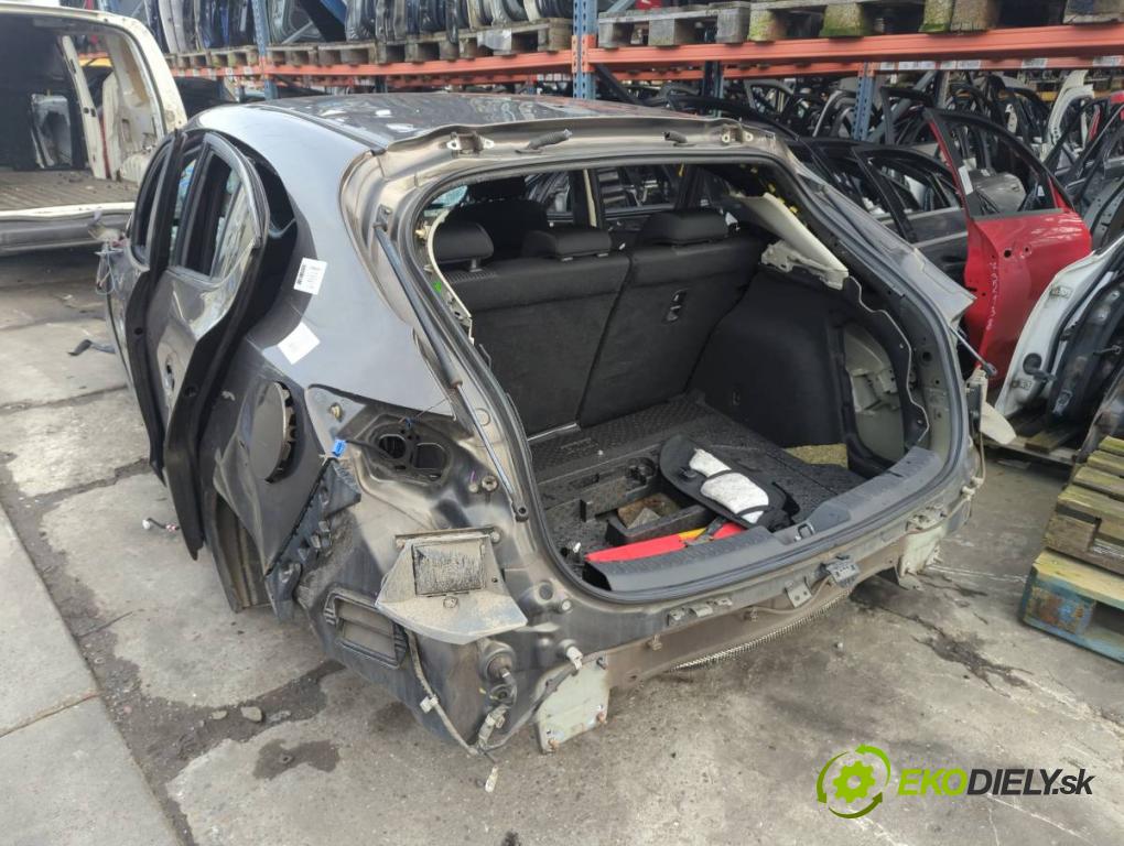 MAZDA 3 BM liftback 2016 88 kW 2.0 1998 KAROSERIA ČTVRŤÁK blatník zadní část levý pravý práh střecha PODŁUŻNICA levý pravý
