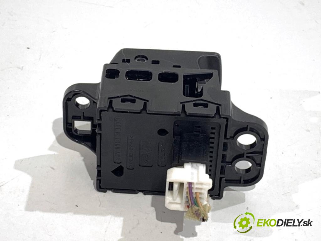 NISSAN QASHQAI J11 SUV 2015 85 kW 1.2 DIG-T 1197 Spínač brzdy ručnej brzdy  (Prepínacie páčky pod volantom)