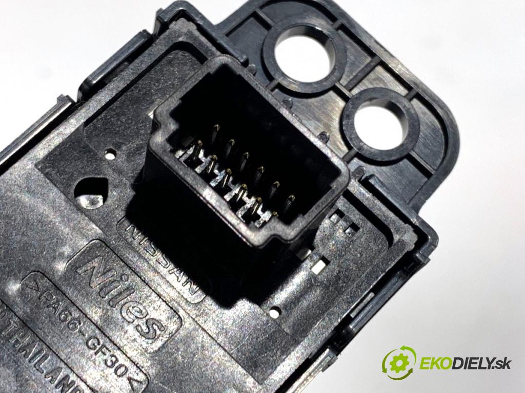 NISSAN QASHQAI J11 SUV 2015 85 kW 1.2 DIG-T 1197 Spínač brzdy ručnej brzdy  (Prepínacie páčky pod volantom)