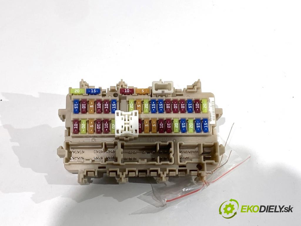 NISSAN QASHQAI J11 SUV 2015 85 kW 1.2 DIG-T 1197 skříňka poistková 4EB0A (Pojistková skříňka)