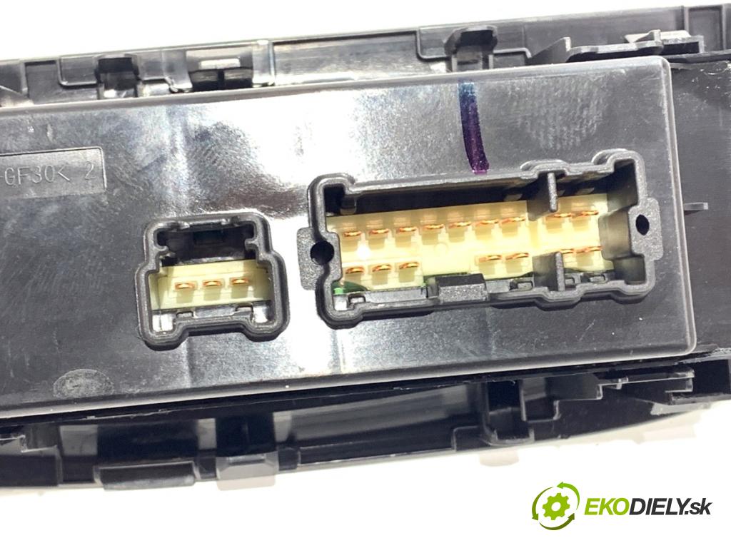 NISSAN QASHQAI J11 SUV 2015 85 kW 1.2 DIG-T 1197 Prepínač okien  (Prepínacie páčky pod volantom)