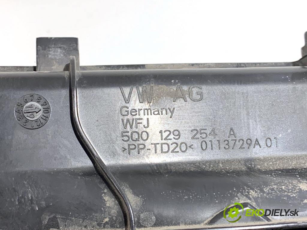 VW GOLF VII Kombi 2019 96 kW 1.5 TSI 1495 volant přívod vzduchu 5Q0129254A