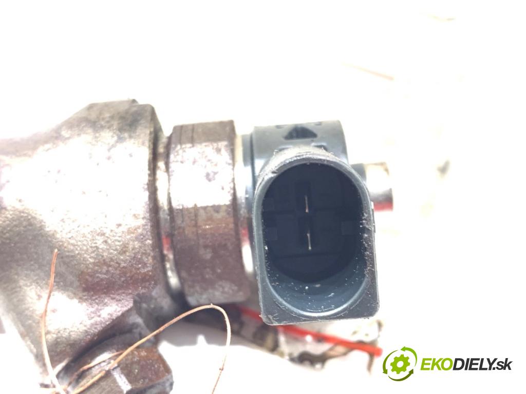 VW PASSAT B8 Kombi 2016 140 kW 2.0 TDI 1968 vstrekovač 04L130277AE (Vstrekovač paliva)