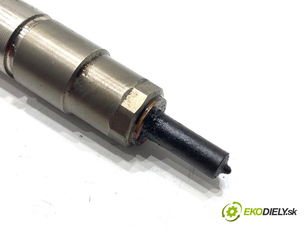 VW PASSAT B8 Kombi 2016 140 kW 2.0 TDI 1968 vstrekovač 04L130277AE (Vstrekovač paliva)