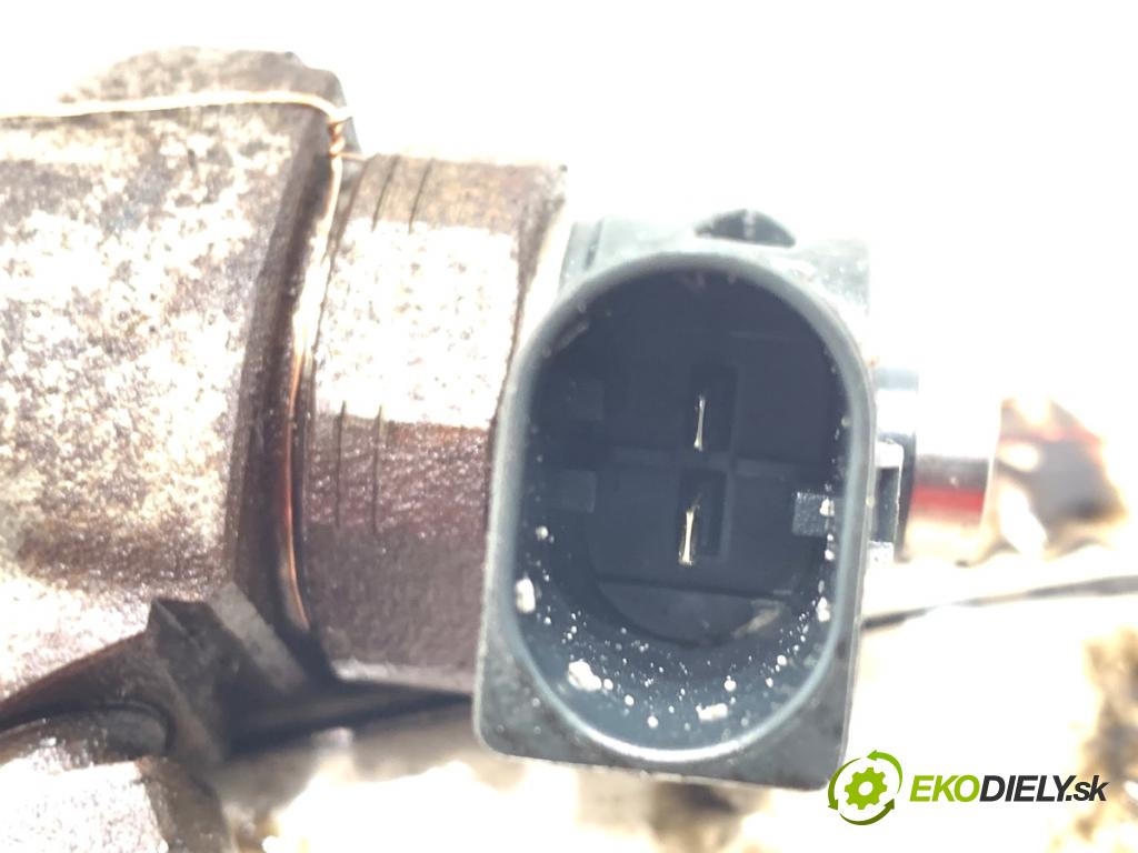 VW PASSAT B8 Kombi 2016 140 kW 2.0 TDI 1968 vstrekovač 04L130277AE (Vstrekovač paliva)