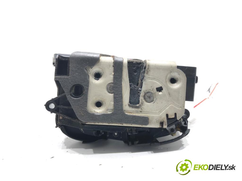 FORD FIESTA MK7 liftback 2015 70 kW 1.5 TDCi 1499 zámok dveře levý přední část AM5A-U21813-AE