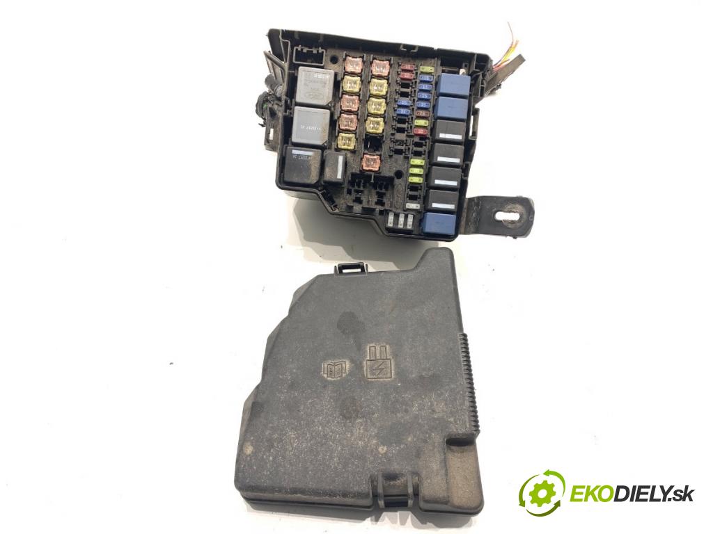 FORD FIESTA MK7 liftback 2015 70 kW 1.5 TDCi 1499 skříňka poistková AE8T-14A003-AA (Pojistková skříňka)