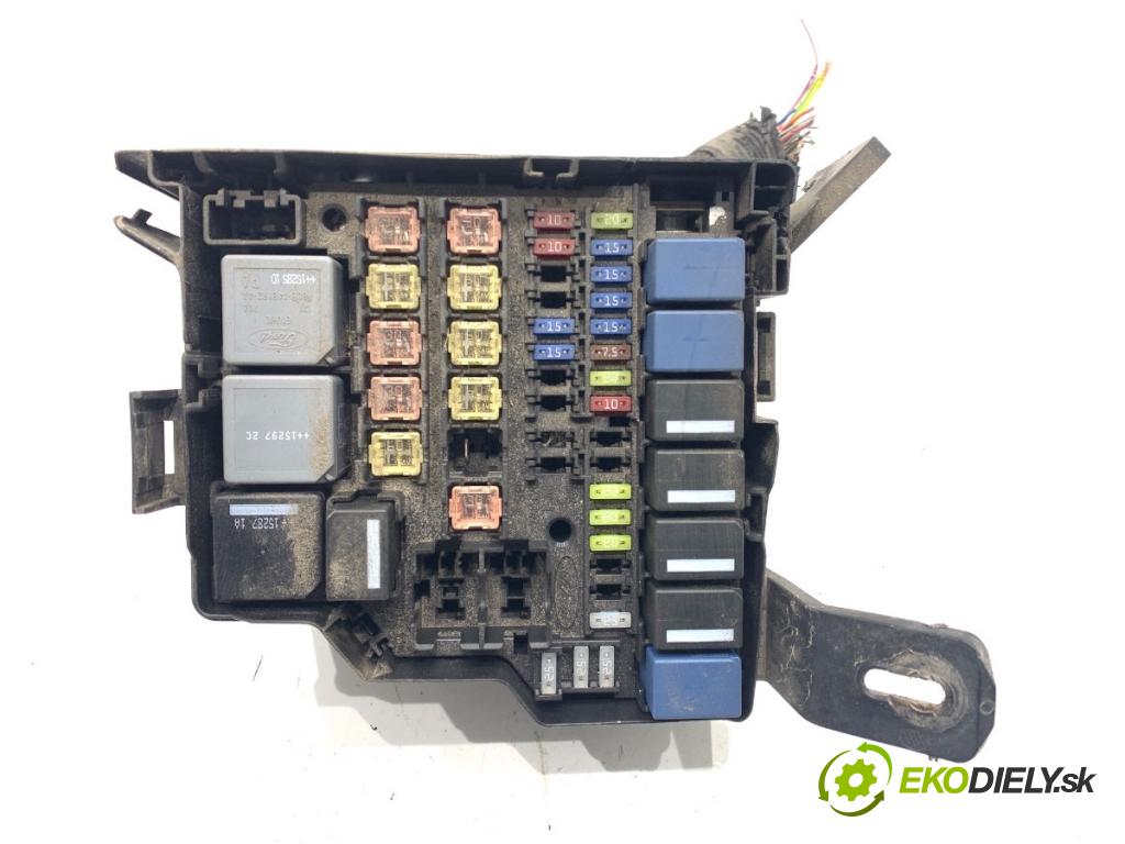 FORD FIESTA MK7 liftback 2015 70 kW 1.5 TDCi 1499 skříňka poistková AE8T-14A003-AA (Pojistková skříňka)