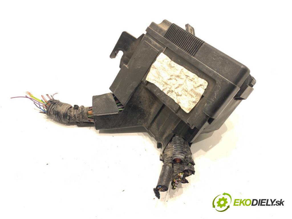 FORD FIESTA MK7 liftback 2015 70 kW 1.5 TDCi 1499 skříňka poistková AE8T-14A003-AA (Pojistková skříňka)