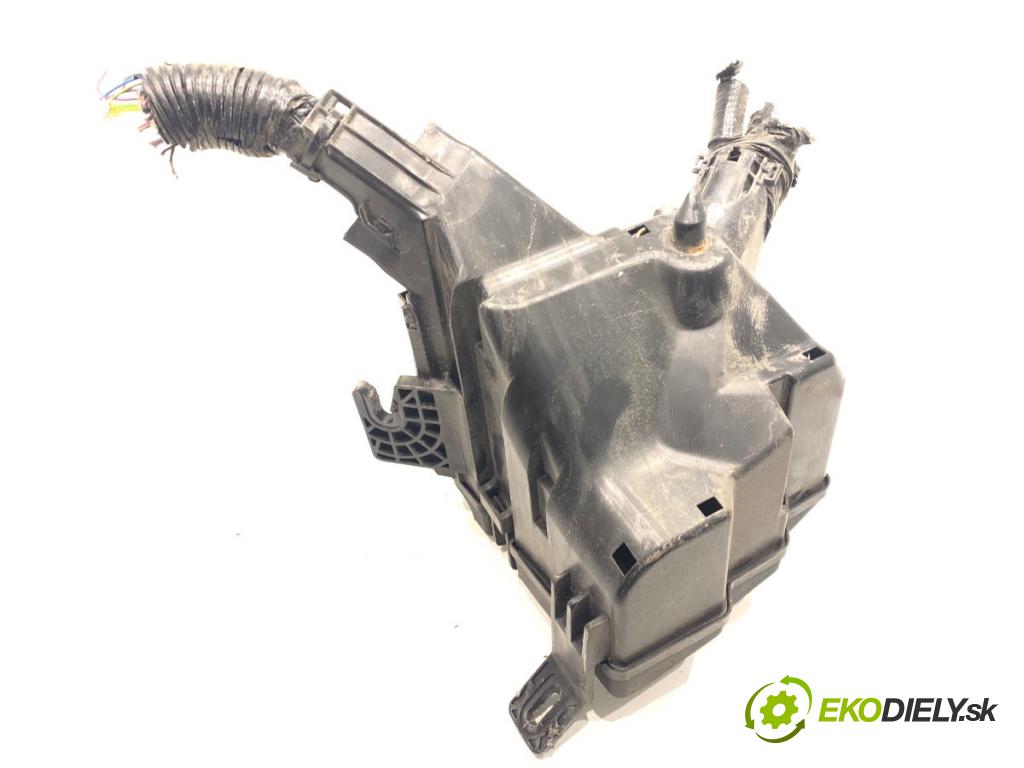 FORD FIESTA MK7 liftback 2015 70 kW 1.5 TDCi 1499 skříňka poistková AE8T-14A003-AA (Pojistková skříňka)