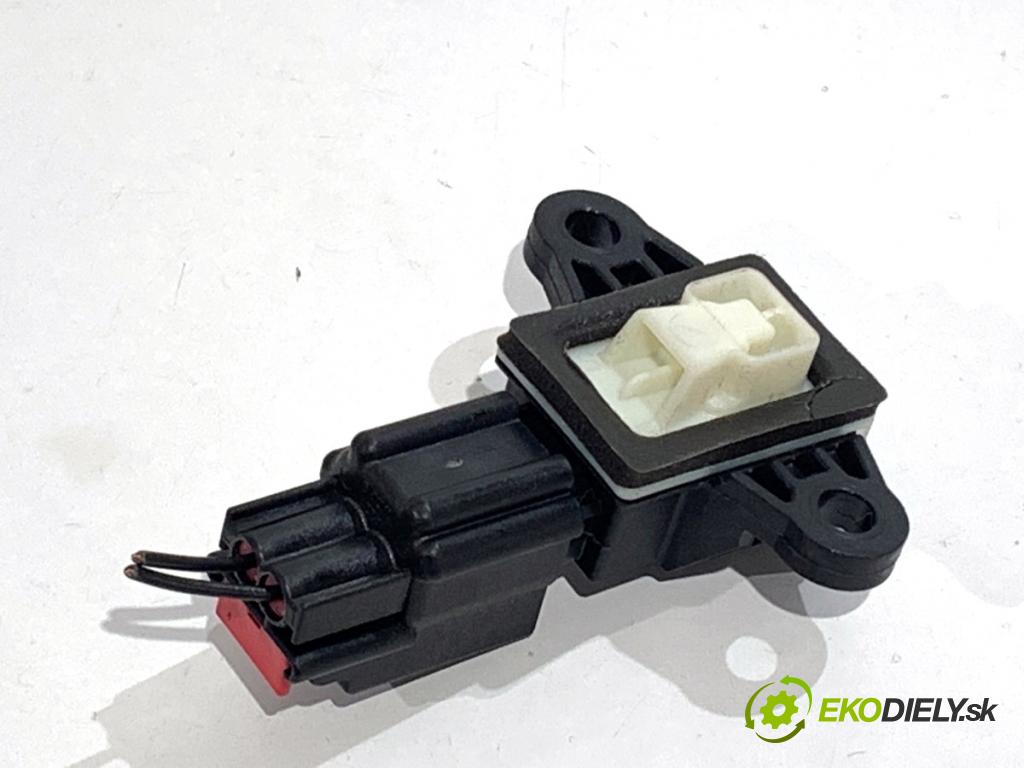 FORD FIESTA MK7 liftback 2015 70 kW 1.5 TDCi 1499 Snímač nárazu DG13-14C676-AA (Snímač nárazu)