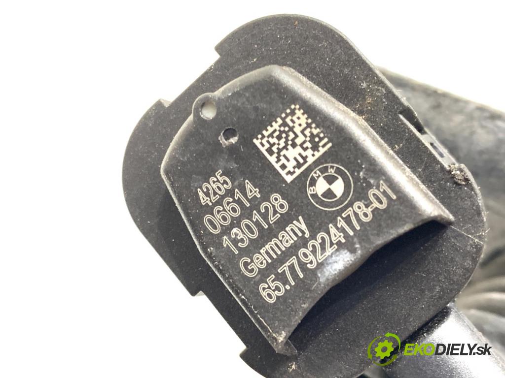 BMW F07 liftback 2013 135 kW 520 d 1995 Káblovačka Dvere predný pravy 9264266