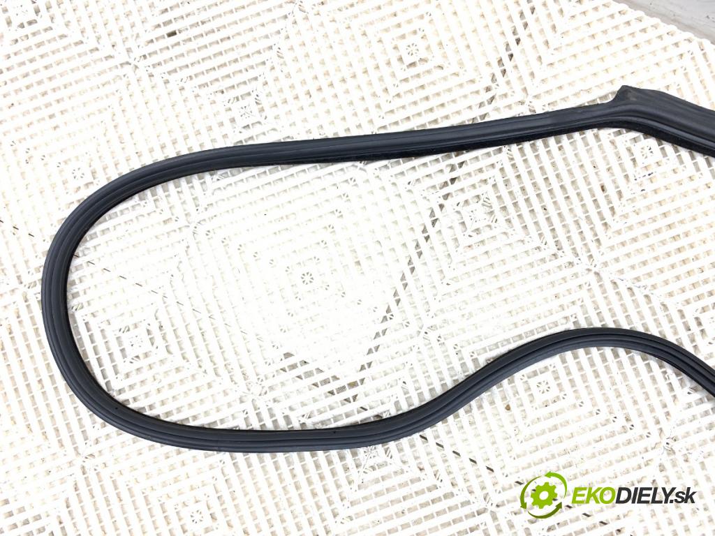 BMW F07 liftback 2013 135 kW 520 d 1995 těsnění dveře zadní část pravá  (Karoserie ostatní)