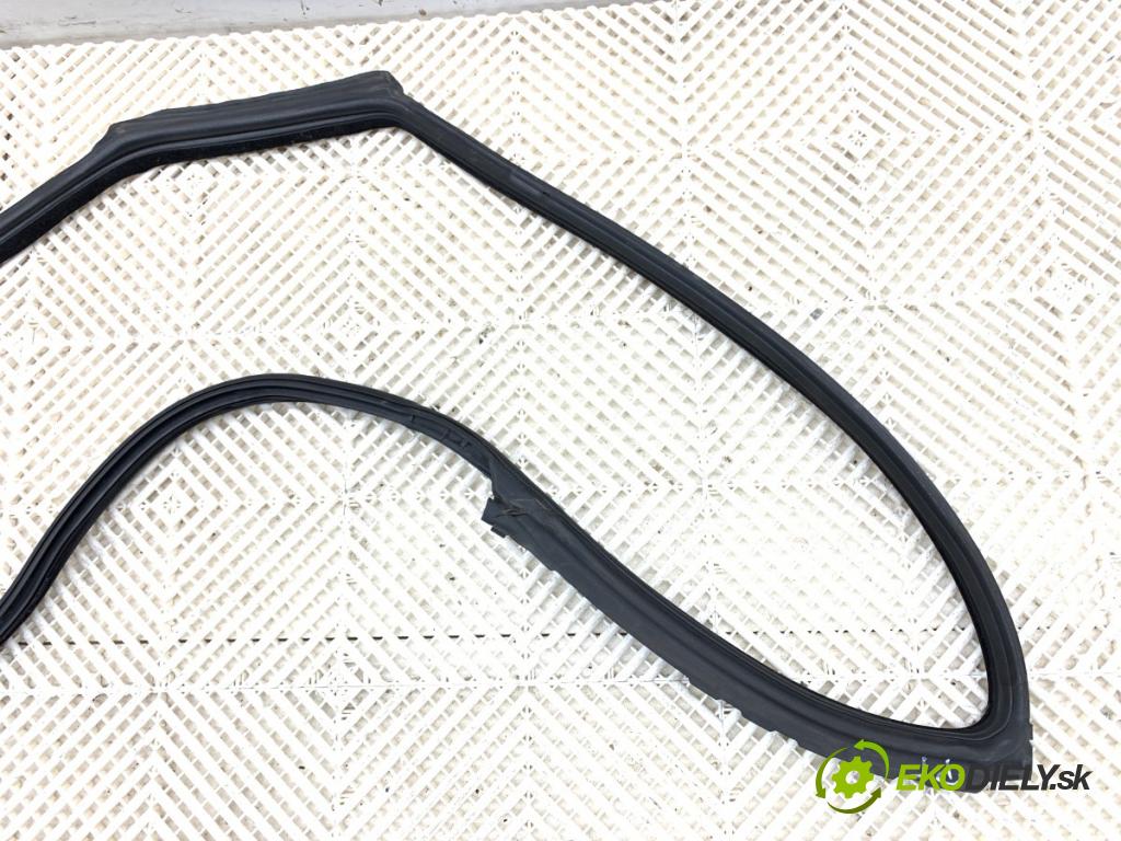 BMW F07 liftback 2013 135 kW 520 d 1995 těsnění dveře zadní část pravá  (Karoserie ostatní)
